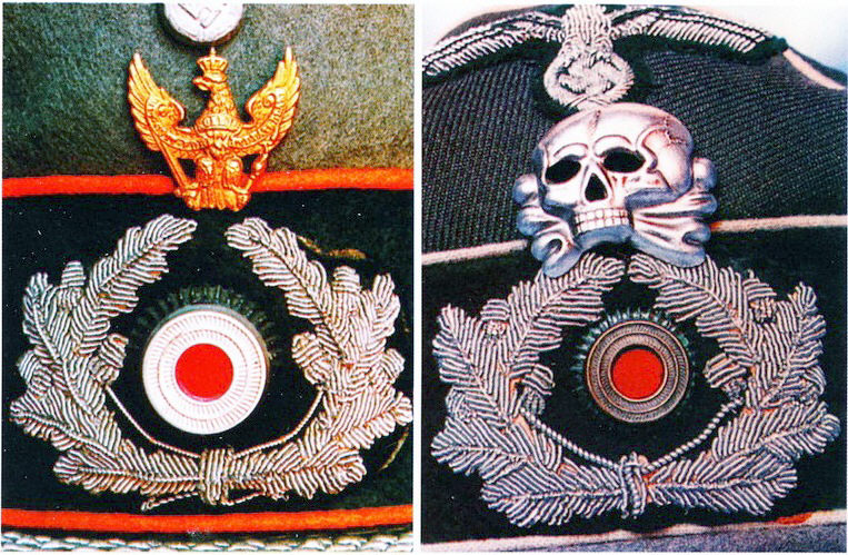 Слева: знак Шведский Орёл. Справа прусский знак Мёртвая голова на фуражке пехотного офицера.