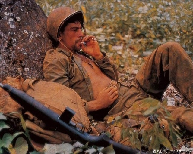 солдат курит
