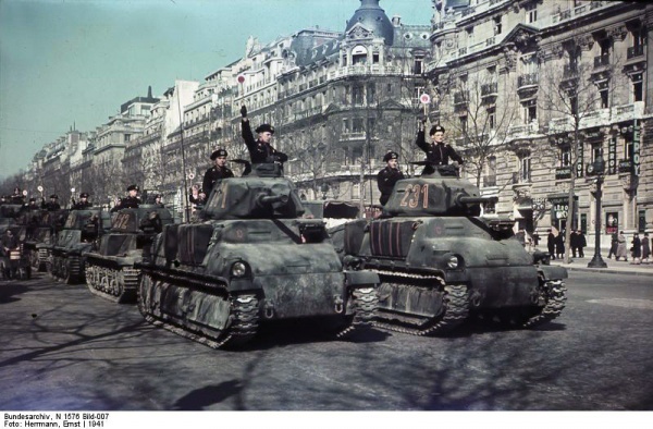 Трофейные французские танки S-35 Сомуа, во время парада в Париже в мае 1941 г.