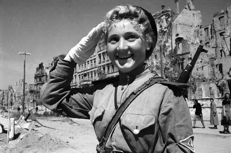 Советская военнослужащая в берете