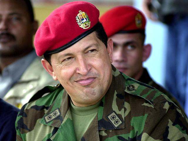 Уго Чавес носит красный берет