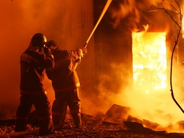 От чего защищает боевая одежда пожарного?