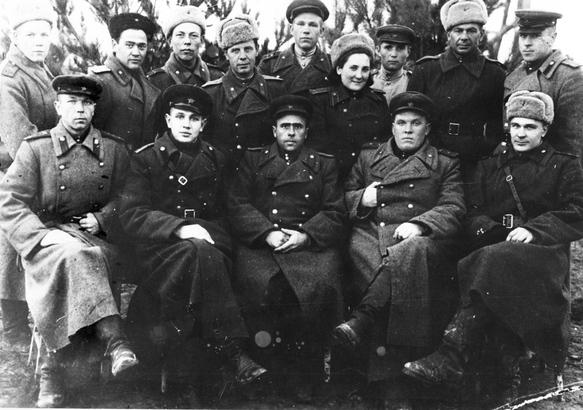 Советские офицеры в шинелях РККА, 1943 г.